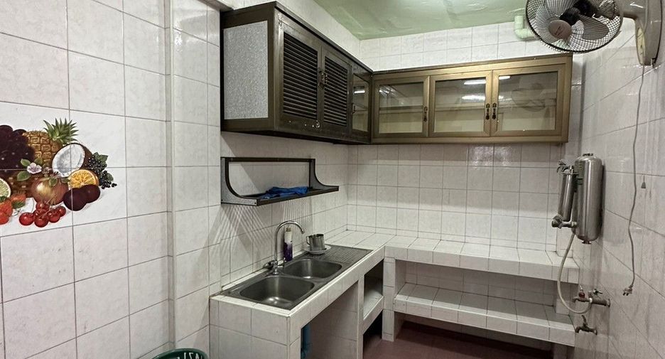 For sale 3 bedrooms townhouse in Thon Buri, Bangkok
