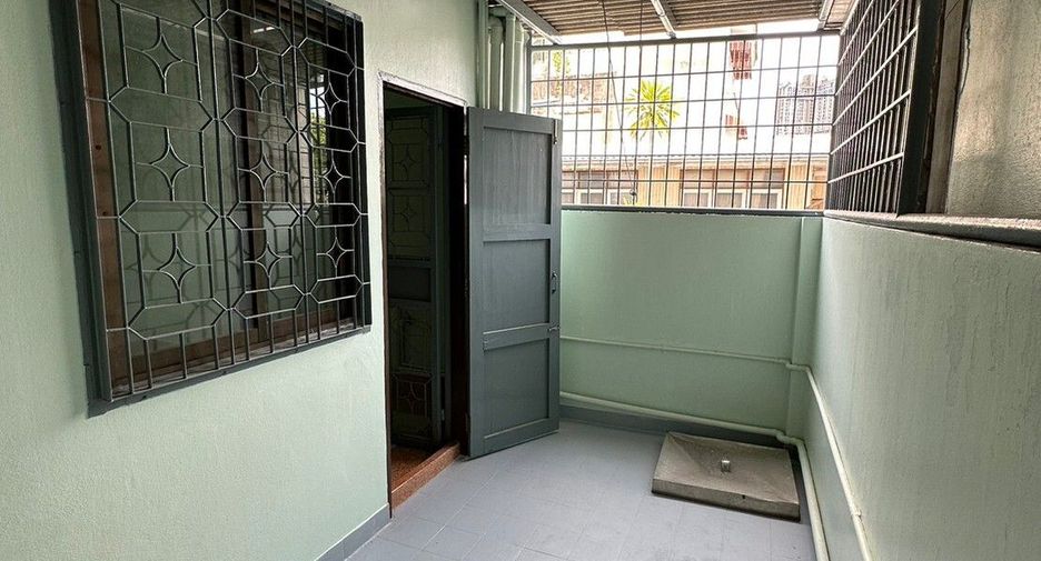For sale 3 bedrooms townhouse in Thon Buri, Bangkok