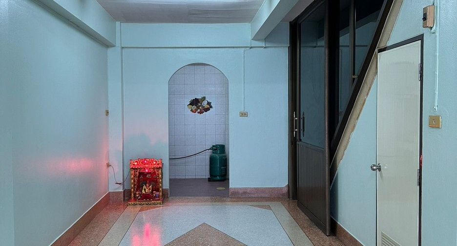 For sale 3 bedrooms townhouse in Thon Buri, Bangkok