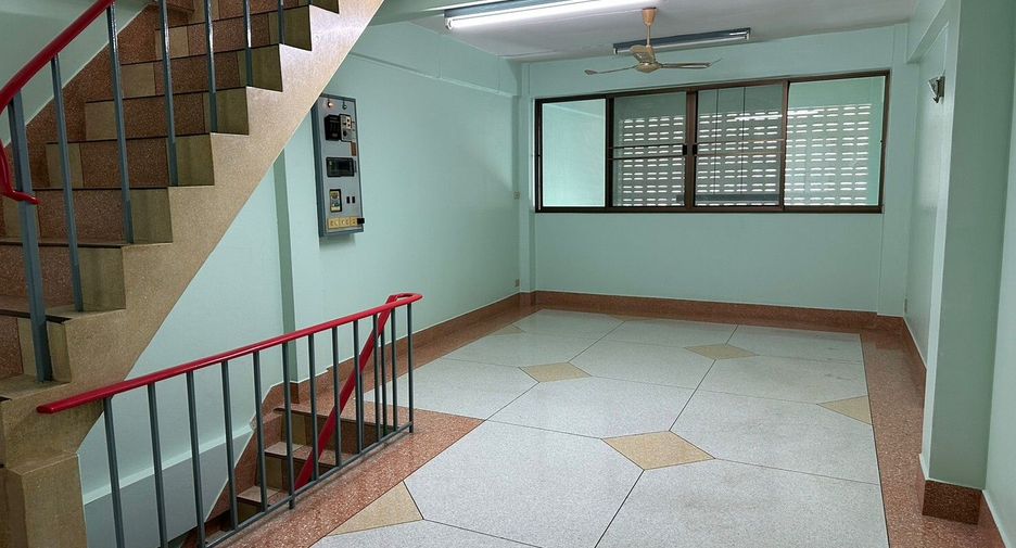 For sale 3 bedrooms townhouse in Thon Buri, Bangkok