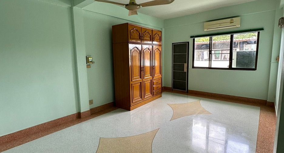 For sale 3 bedrooms townhouse in Thon Buri, Bangkok