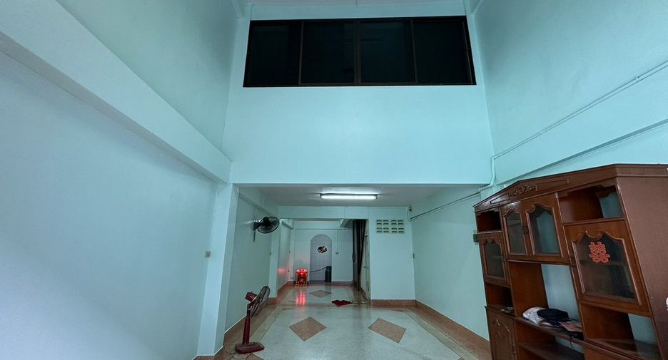 For sale 3 bedrooms townhouse in Thon Buri, Bangkok