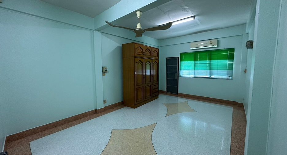 For sale 3 bedrooms townhouse in Thon Buri, Bangkok