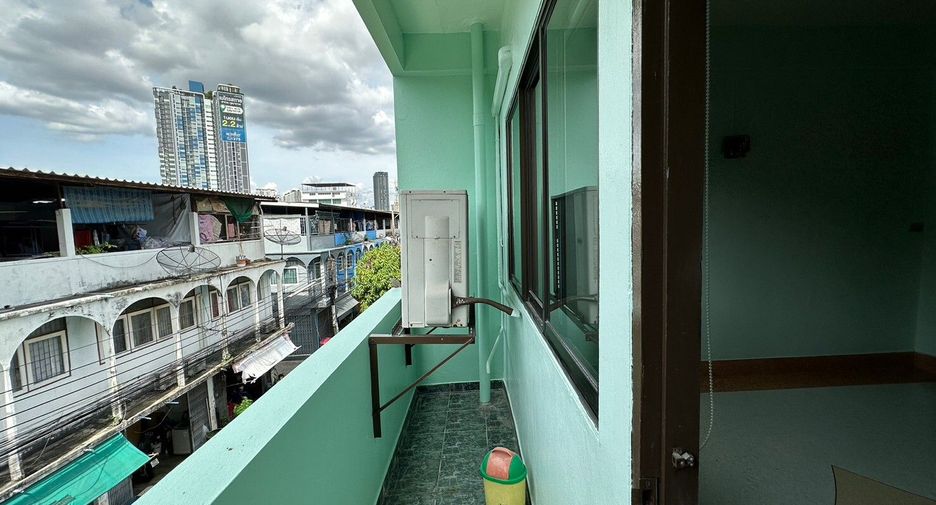 For sale 3 bedrooms townhouse in Thon Buri, Bangkok