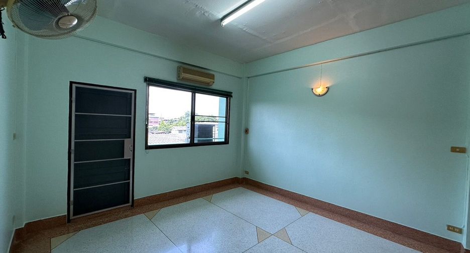 For sale 3 bedrooms townhouse in Thon Buri, Bangkok