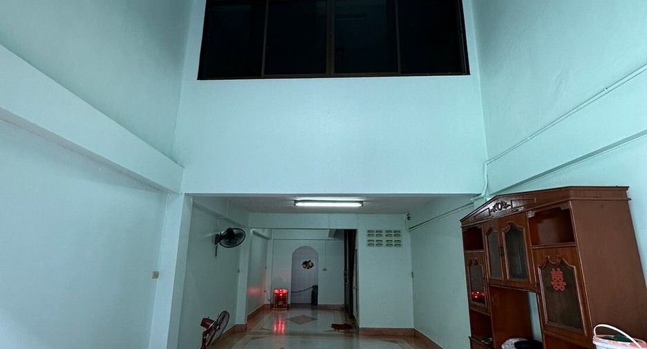 For sale 3 bedrooms townhouse in Thon Buri, Bangkok