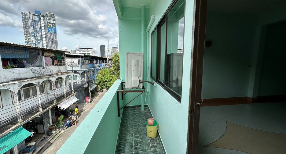 For sale 3 bedrooms townhouse in Thon Buri, Bangkok
