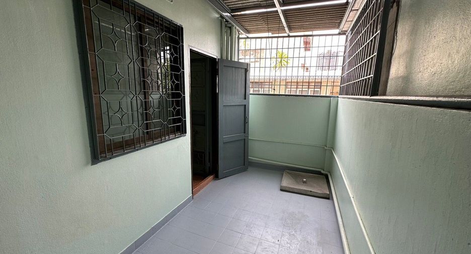 For sale 3 bedrooms townhouse in Thon Buri, Bangkok