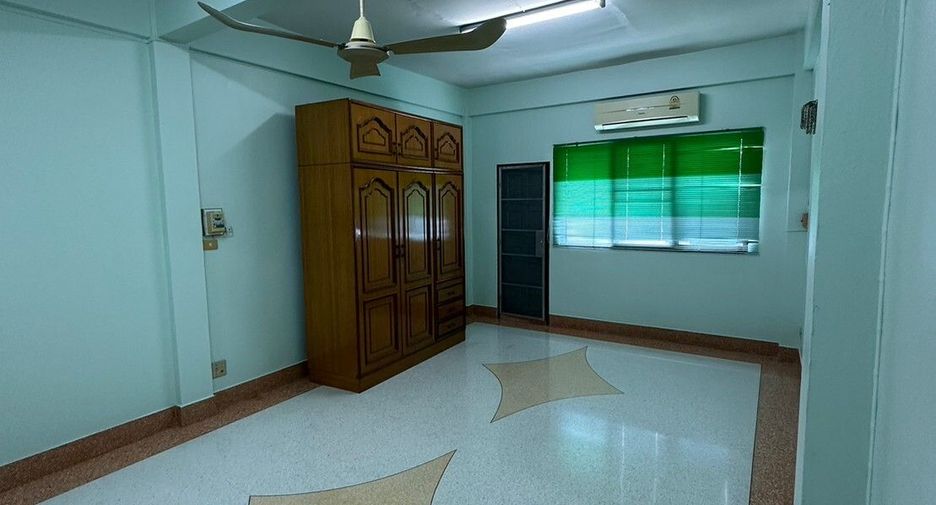 For sale 3 bedrooms townhouse in Thon Buri, Bangkok