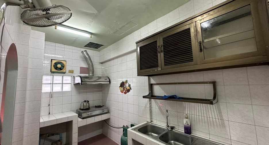 For sale 3 bedrooms townhouse in Thon Buri, Bangkok