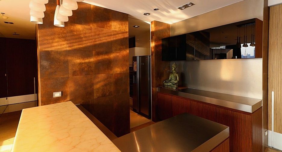 For sale 4 bedrooms condo in Watthana, Bangkok
