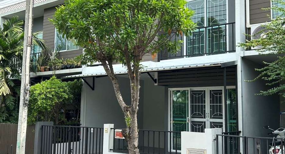 For sale 3 bedrooms townhouse in Khlong Sam Wa, Bangkok