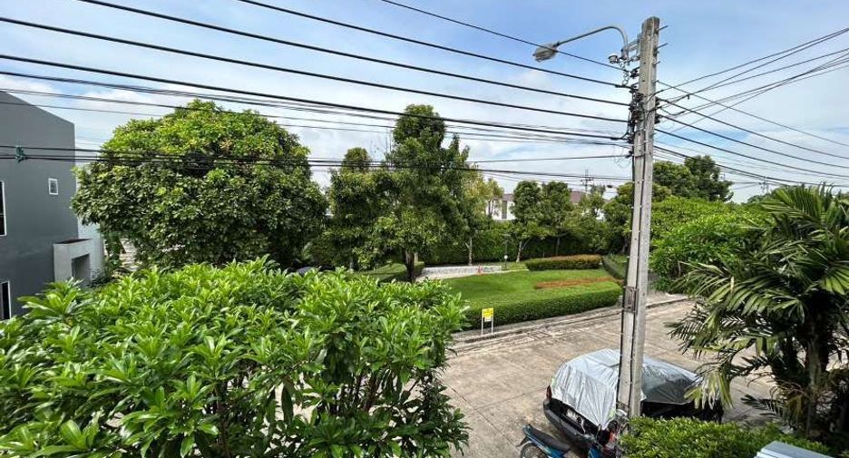 For sale 3 bedrooms townhouse in Khlong Sam Wa, Bangkok