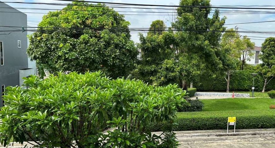 For sale 3 bedrooms townhouse in Khlong Sam Wa, Bangkok