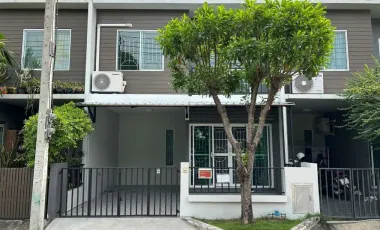 出售 3 卧室 联排别墅 在 Khlong Sam Wa, 曼谷