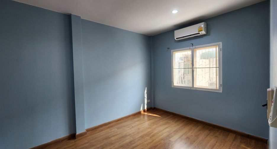 For sale 3 bedrooms townhouse in Prawet, Bangkok