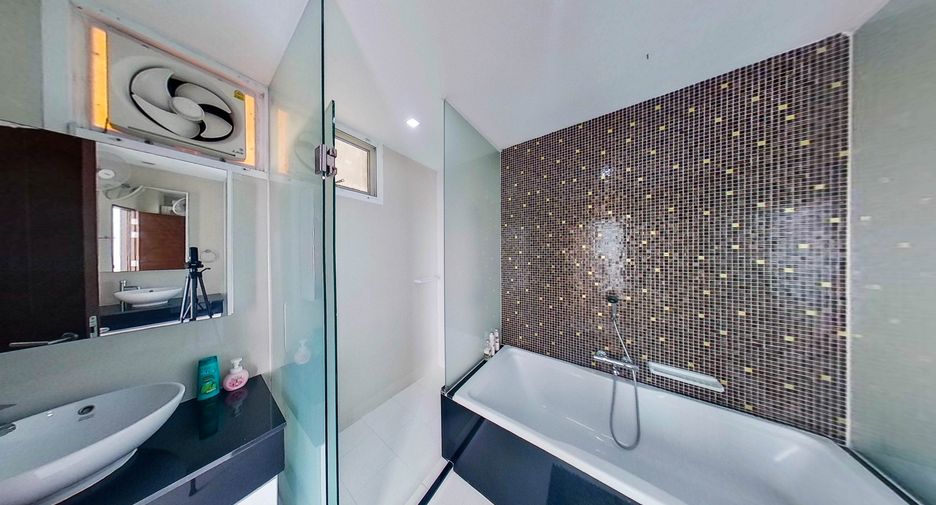 For sale 4 bedrooms condo in Watthana, Bangkok