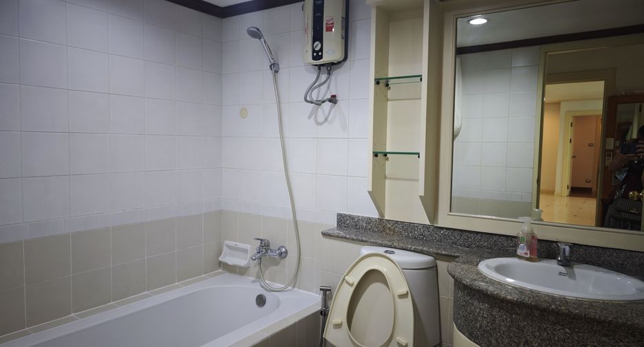 For rent 2 bedrooms condo in Pathum Wan, Bangkok