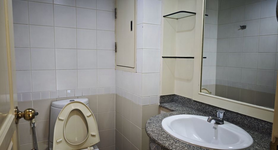 For rent 2 bedrooms condo in Pathum Wan, Bangkok