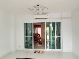 For rent 3 bedrooms townhouse in Bang Khen, Bangkok