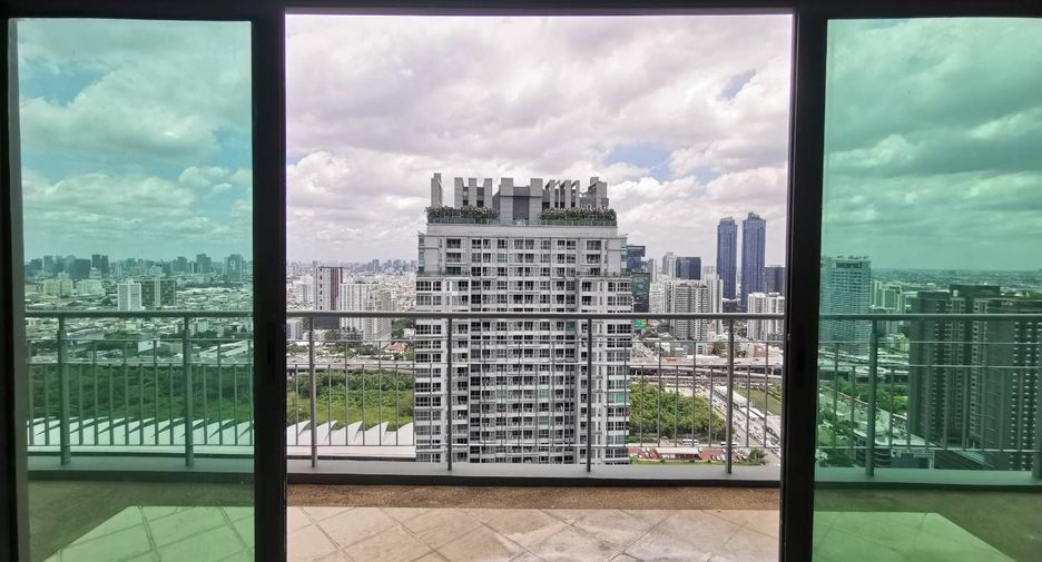For rent 4 bedrooms condo in Watthana, Bangkok