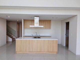 For rent 4 bedrooms condo in Watthana, Bangkok