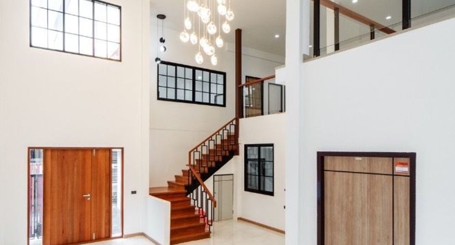 For sale 5 bedrooms house in Lat Phrao, Bangkok