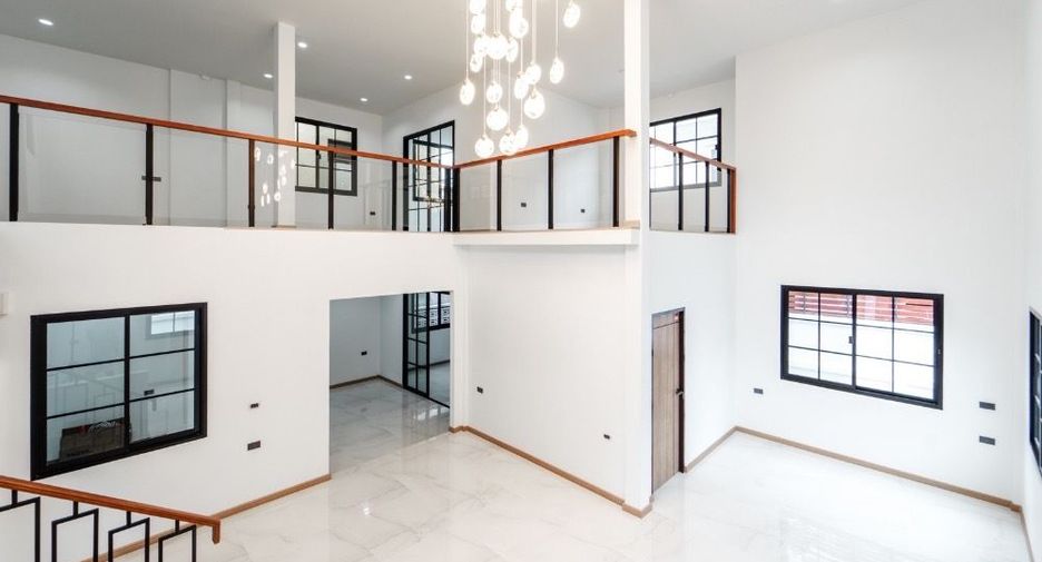 For sale 5 bedrooms house in Lat Phrao, Bangkok