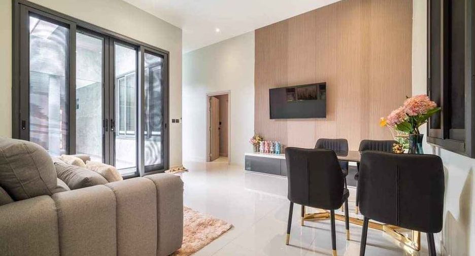Villa en alquiler de 4 habitaciones en Bang Lamung, Chonburi