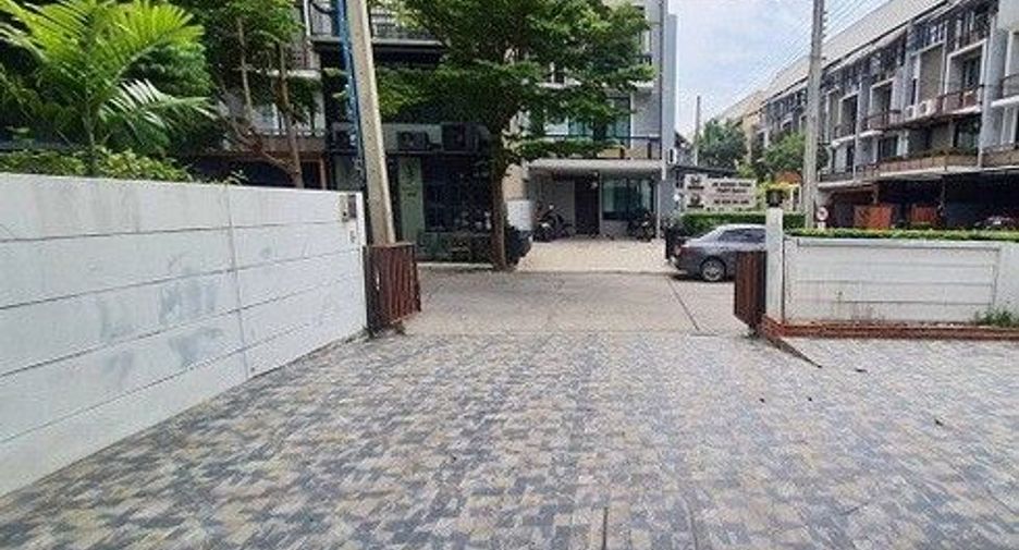 For sale 5 ベッドルーム townhouse in Suan Luang, Bangkok