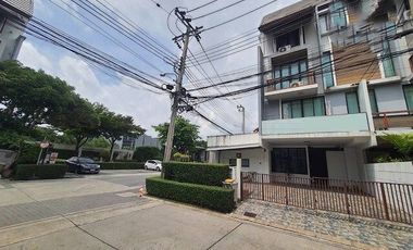 For sale 5 bedrooms townhouse in Suan Luang, Bangkok