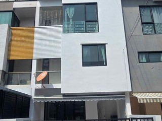 Casa adosada en alquiler de 3 habitaciones en Mueang Samut Prakan, Samut Prakan