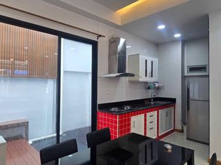 Casa adosada en alquiler de 3 habitaciones en Mueang Samut Prakan, Samut Prakan