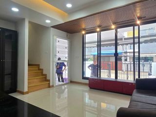 Casa adosada en alquiler de 3 habitaciones en Mueang Samut Prakan, Samut Prakan