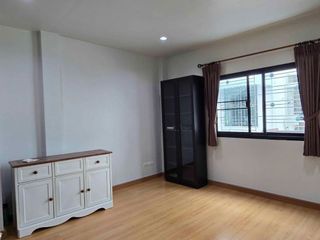 Casa adosada en alquiler de 3 habitaciones en Mueang Samut Prakan, Samut Prakan