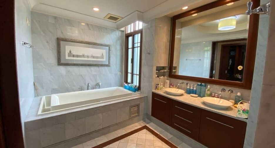 Casa en venta y en alquiler de 5 habitaciones en Watthana, Bangkok