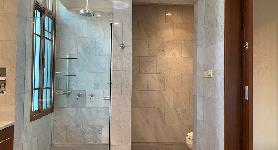 Casa en venta y en alquiler de 5 habitaciones en Watthana, Bangkok