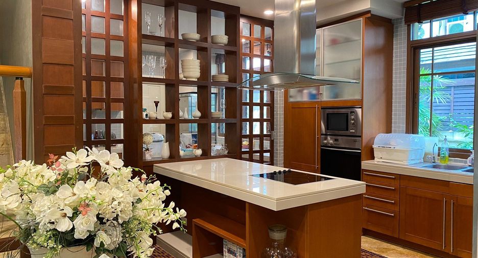 Casa en venta y en alquiler de 5 habitaciones en Watthana, Bangkok