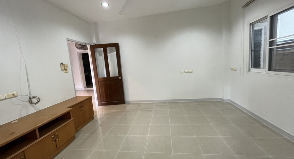 Casa en venta y en alquiler de 6 habitaciones en Watthana, Bangkok