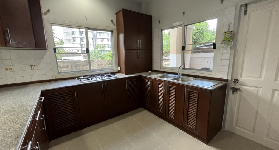 Casa en venta y en alquiler de 6 habitaciones en Watthana, Bangkok