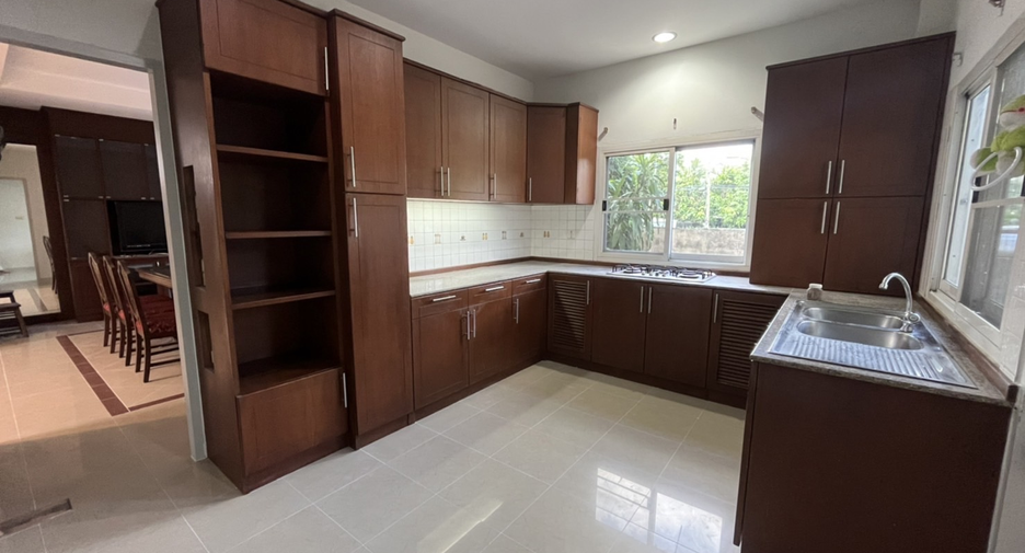 Casa en venta y en alquiler de 6 habitaciones en Watthana, Bangkok