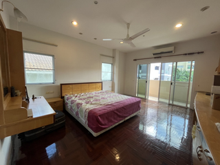 À vendre et à louer 6 chambres maison à Watthana, Bangkok