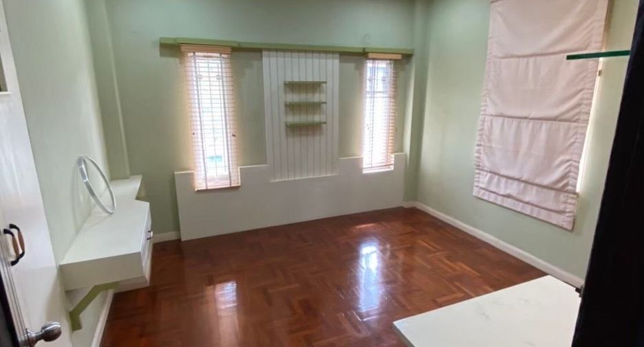 Haus zur Miete mit 4 Zimmer in Bang Khae, Bangkok