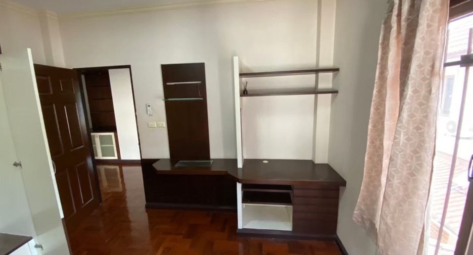 Haus zur Miete mit 4 Zimmer in Bang Khae, Bangkok