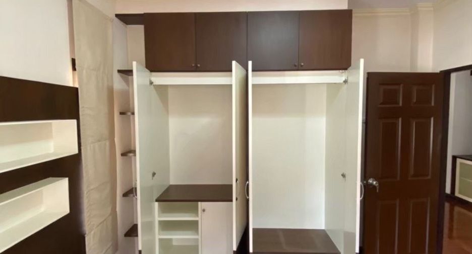 Haus zur Miete mit 4 Zimmer in Bang Khae, Bangkok