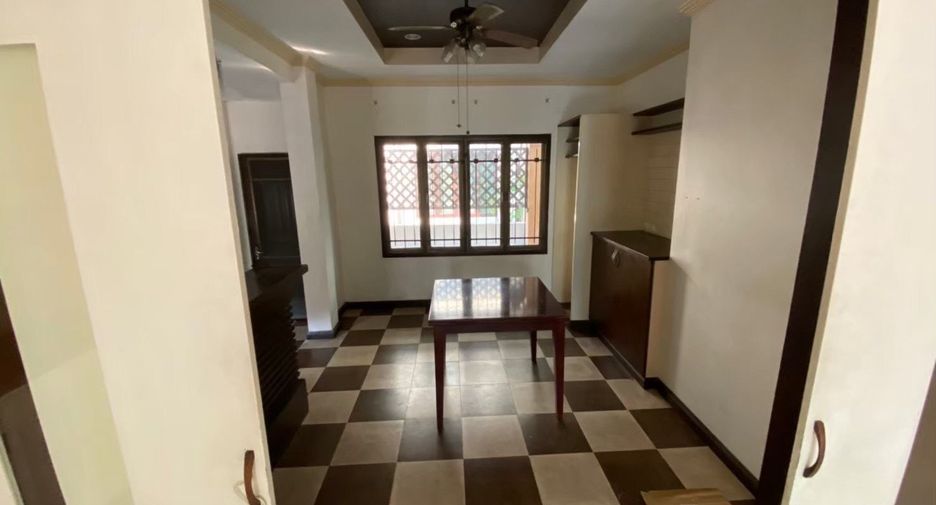 Haus zur Miete mit 4 Zimmer in Bang Khae, Bangkok