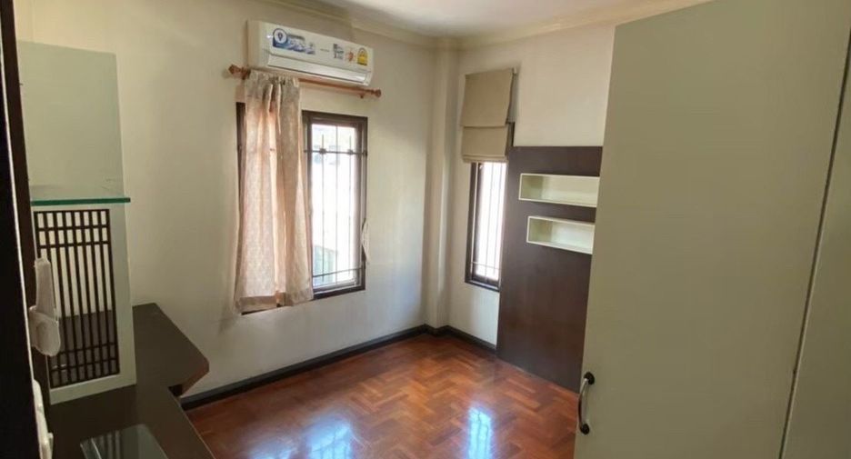 Haus zur Miete mit 4 Zimmer in Bang Khae, Bangkok