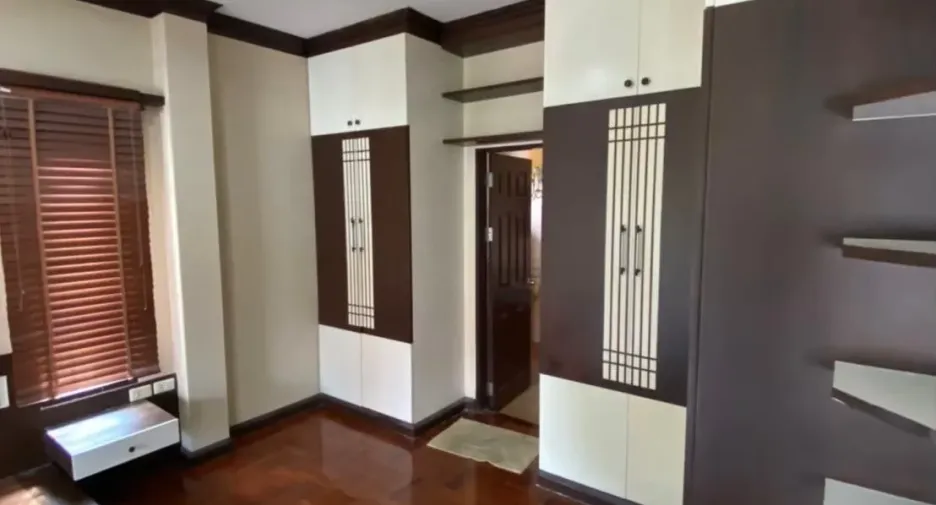 Haus zur Miete mit 4 Zimmer in Bang Khae, Bangkok
