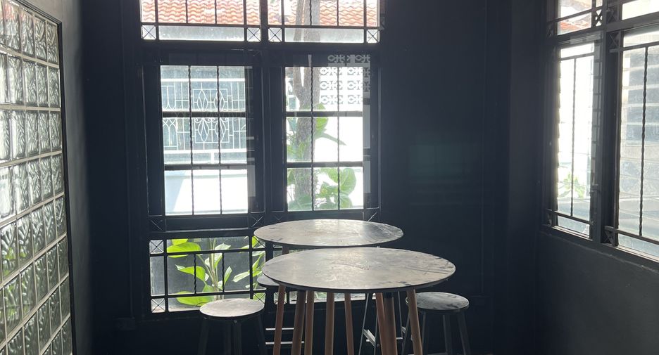 For rent 6 bedrooms townhouse in Wang Thonglang, Bangkok