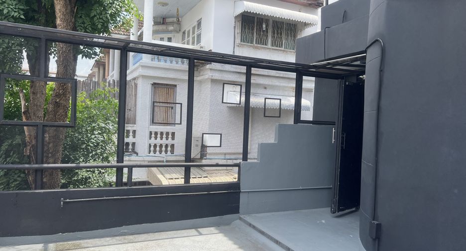 For rent 6 bedrooms townhouse in Wang Thonglang, Bangkok